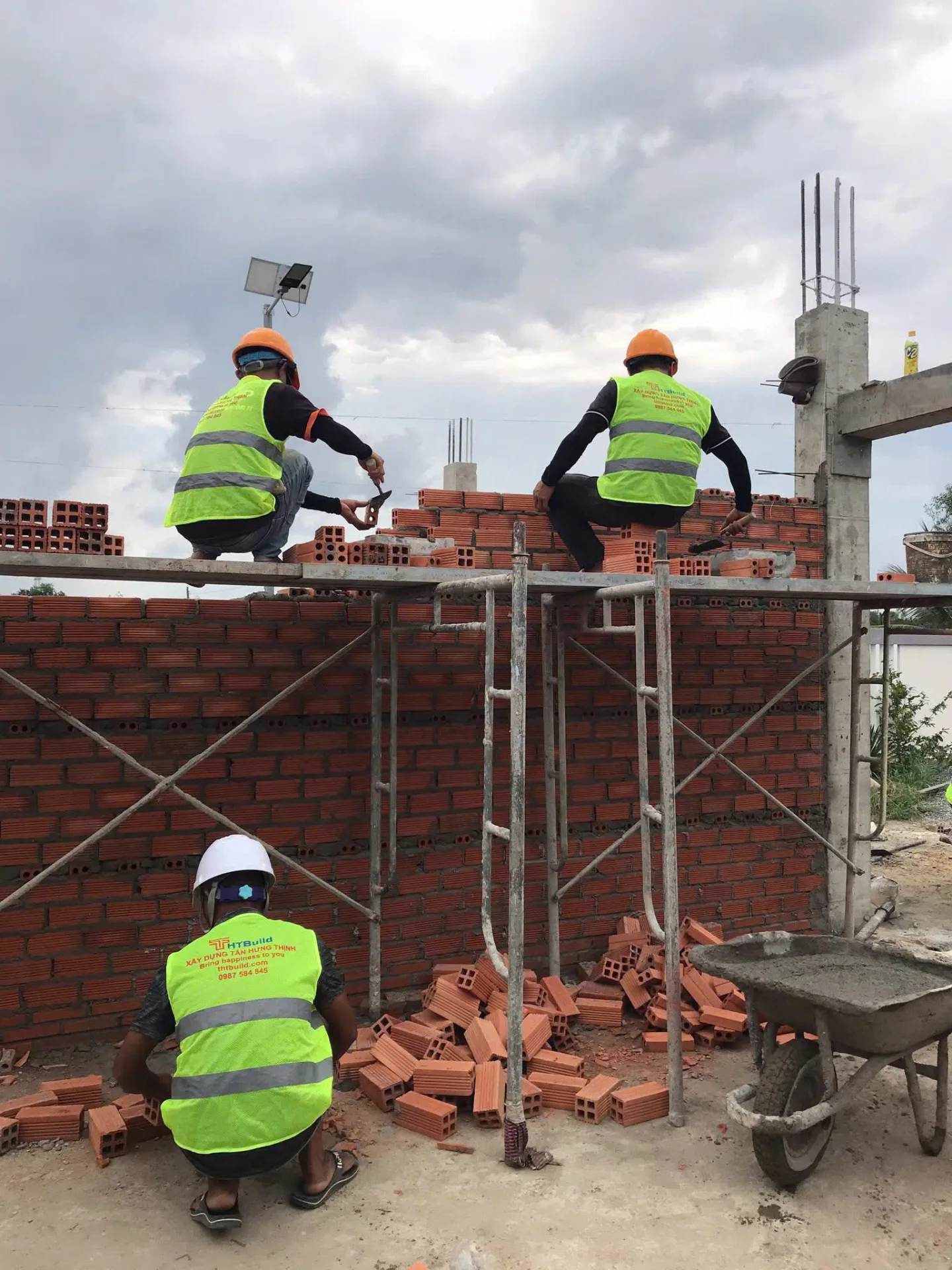 Đội ngũ THT Build tại công trường 5